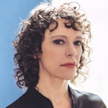 EMILY LOIZEAU  DANS LE CADRE DU HAILLAN CHANTE